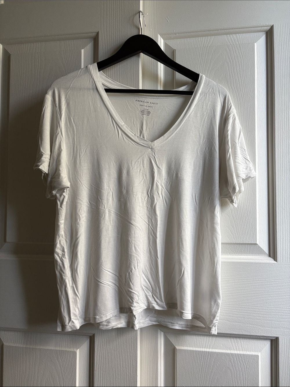 American Eagle Outfitters White V-Neck Short Sleeve Tee - Relaxed Fit